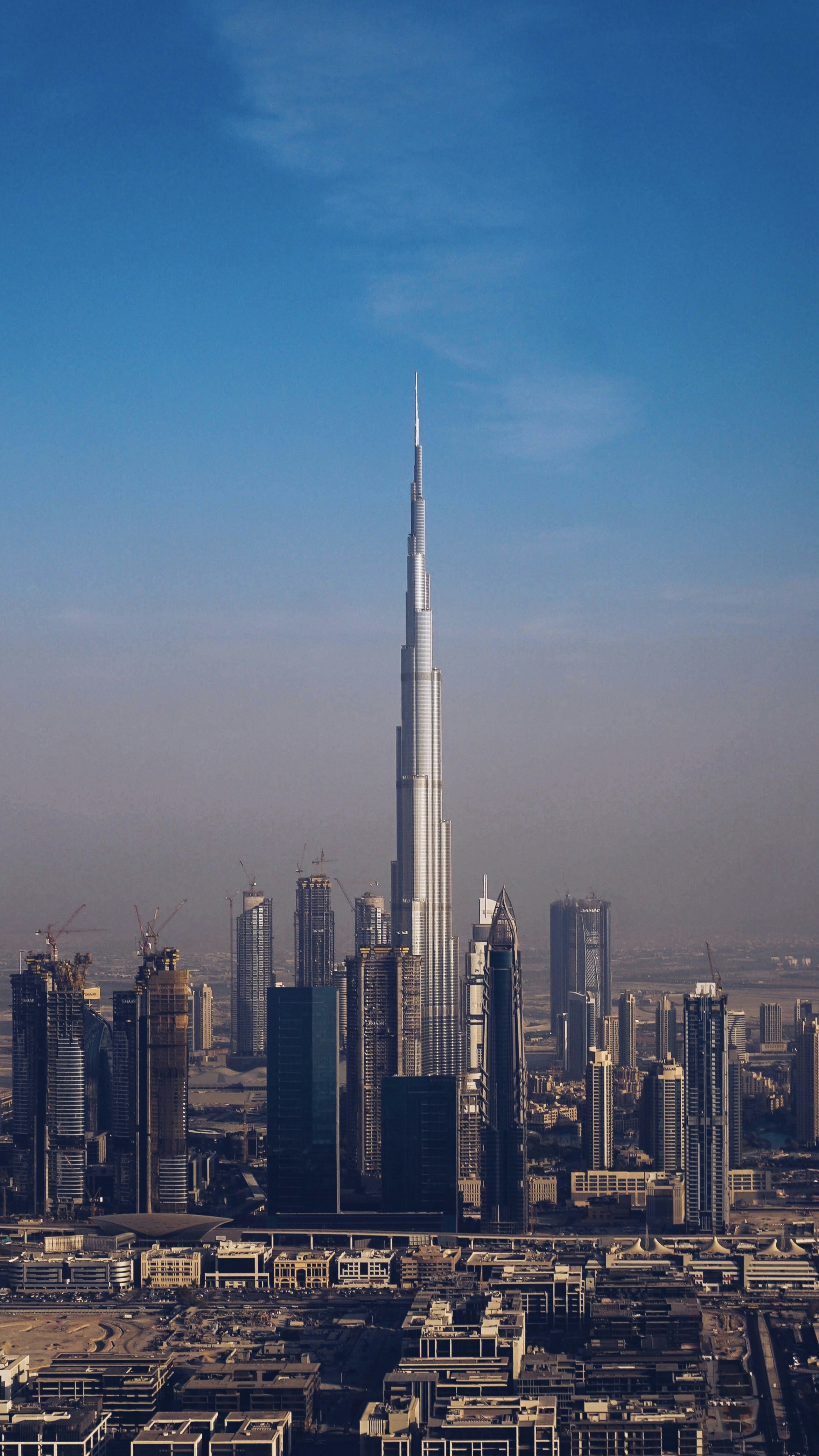 Il Burj Khalifa sopra lo skyline di Dubai in una giornata limpida
